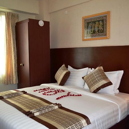 Hotel Broadway Yangon Bagian luar foto