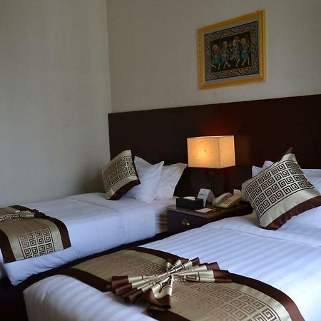 Hotel Broadway Yangon Bagian luar foto