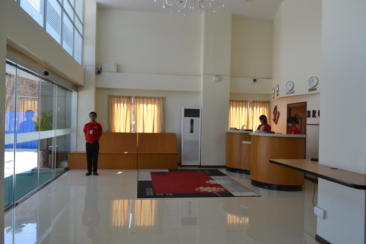 Hotel Broadway Yangon Bagian luar foto