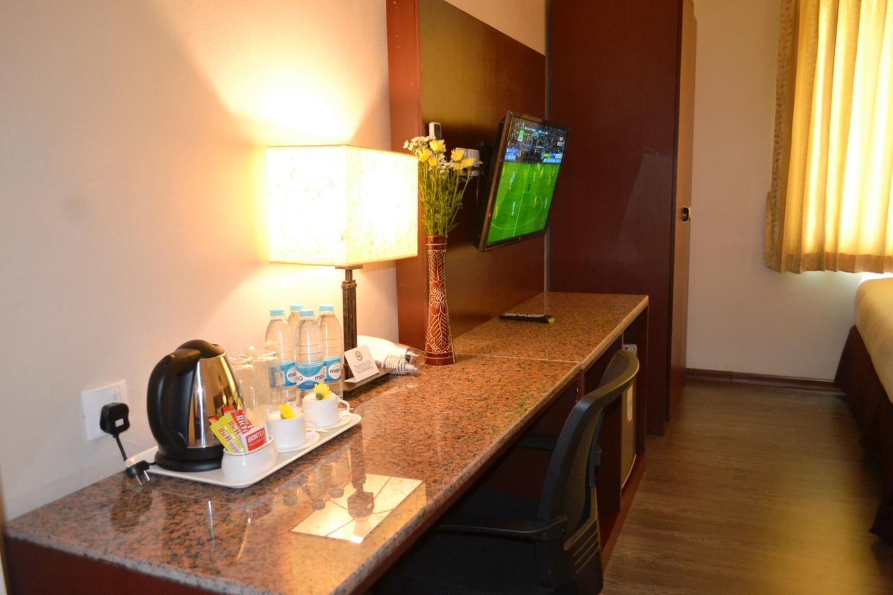 Hotel Broadway Yangon Bagian luar foto
