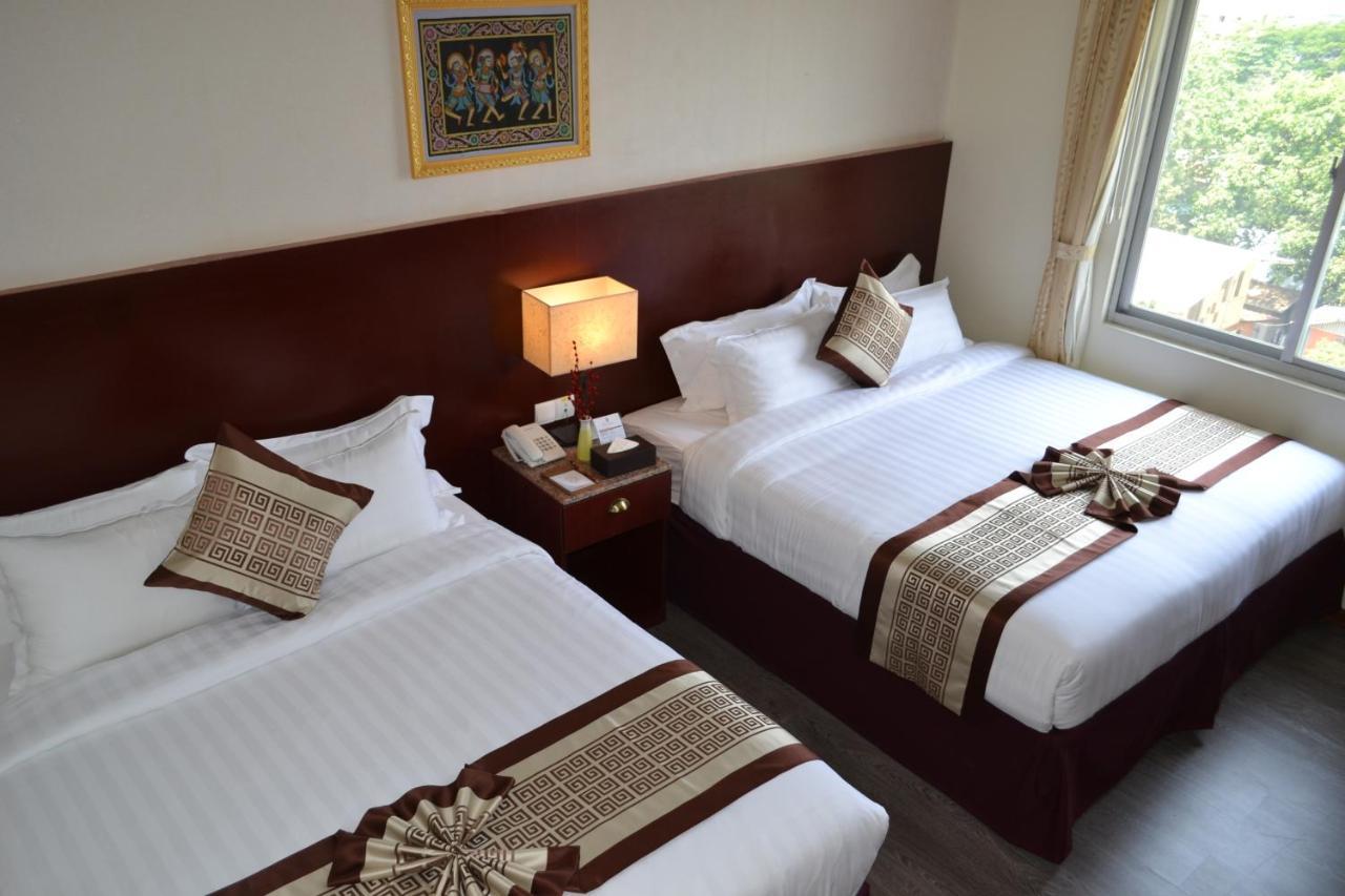 Hotel Broadway Yangon Bagian luar foto