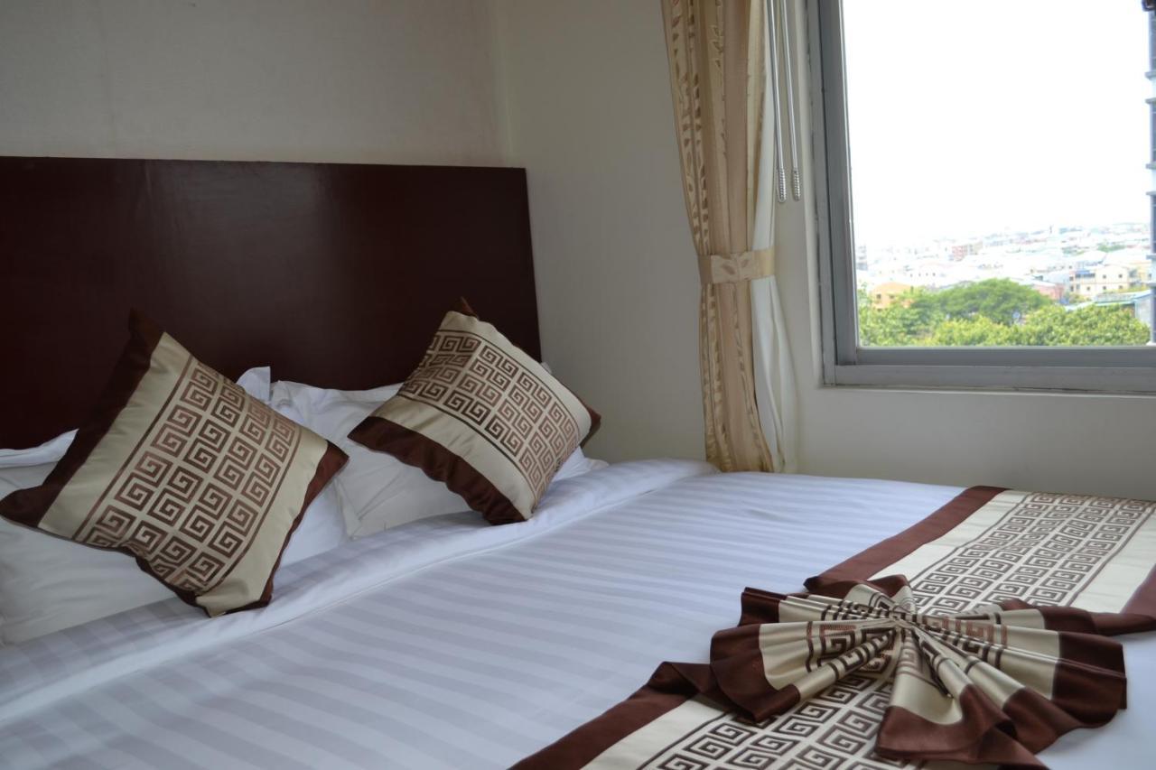 Hotel Broadway Yangon Bagian luar foto