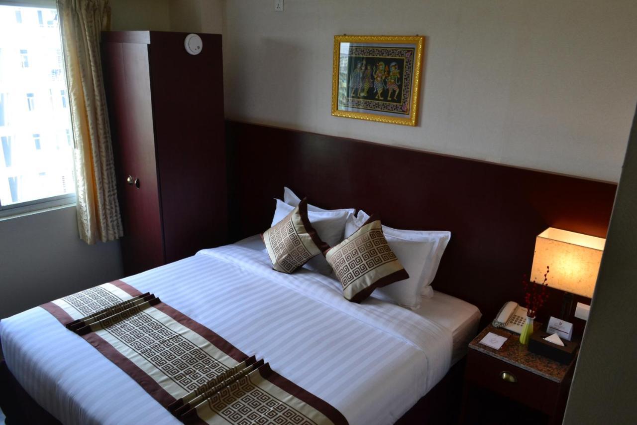 Hotel Broadway Yangon Bagian luar foto