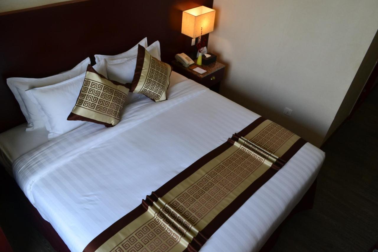 Hotel Broadway Yangon Bagian luar foto