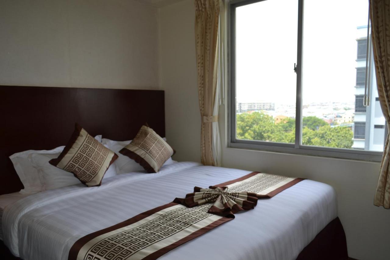 Hotel Broadway Yangon Bagian luar foto