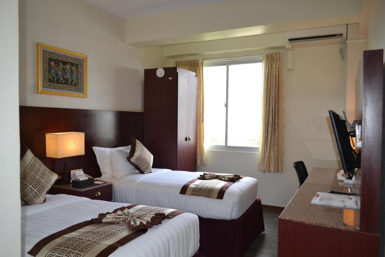 Hotel Broadway Yangon Bagian luar foto