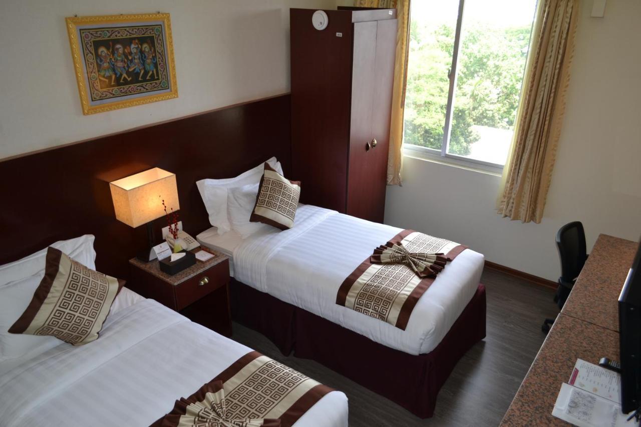 Hotel Broadway Yangon Bagian luar foto