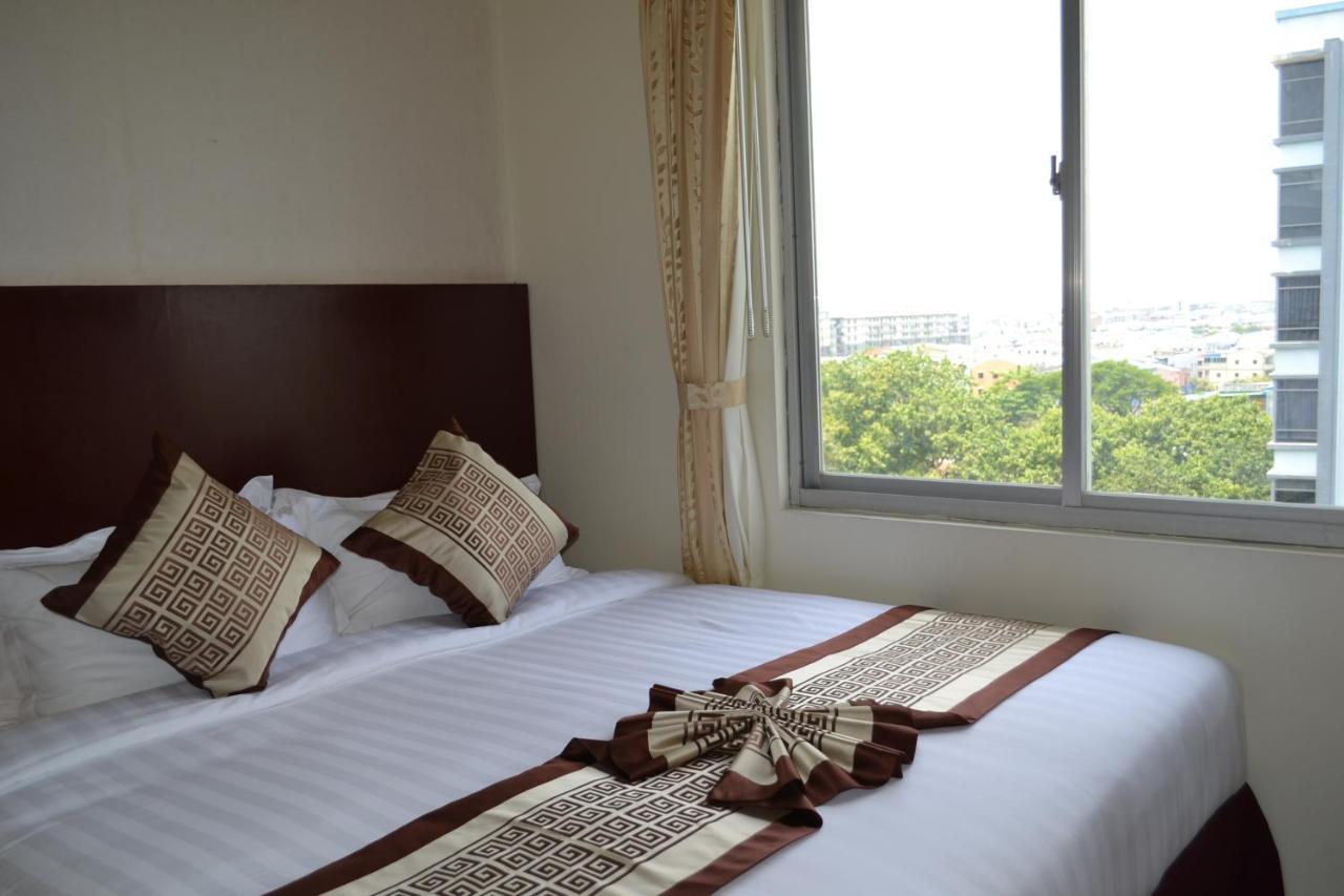 Hotel Broadway Yangon Bagian luar foto