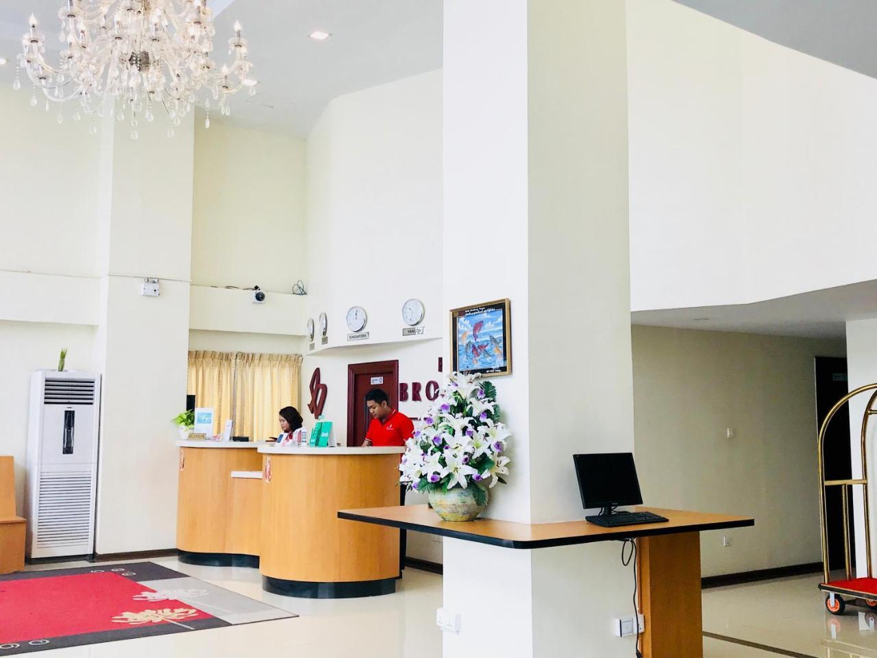 Hotel Broadway Yangon Bagian luar foto