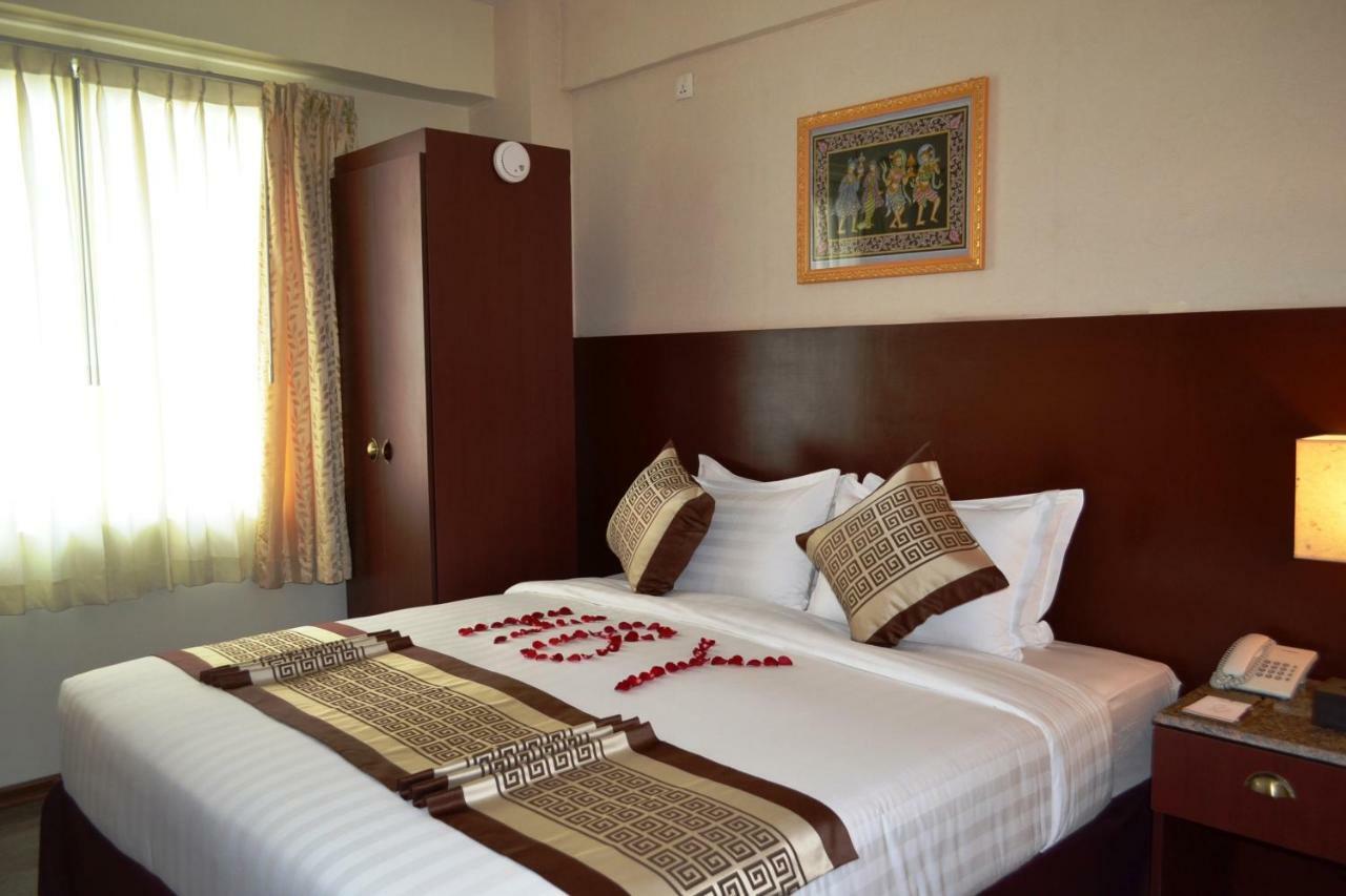 Hotel Broadway Yangon Bagian luar foto