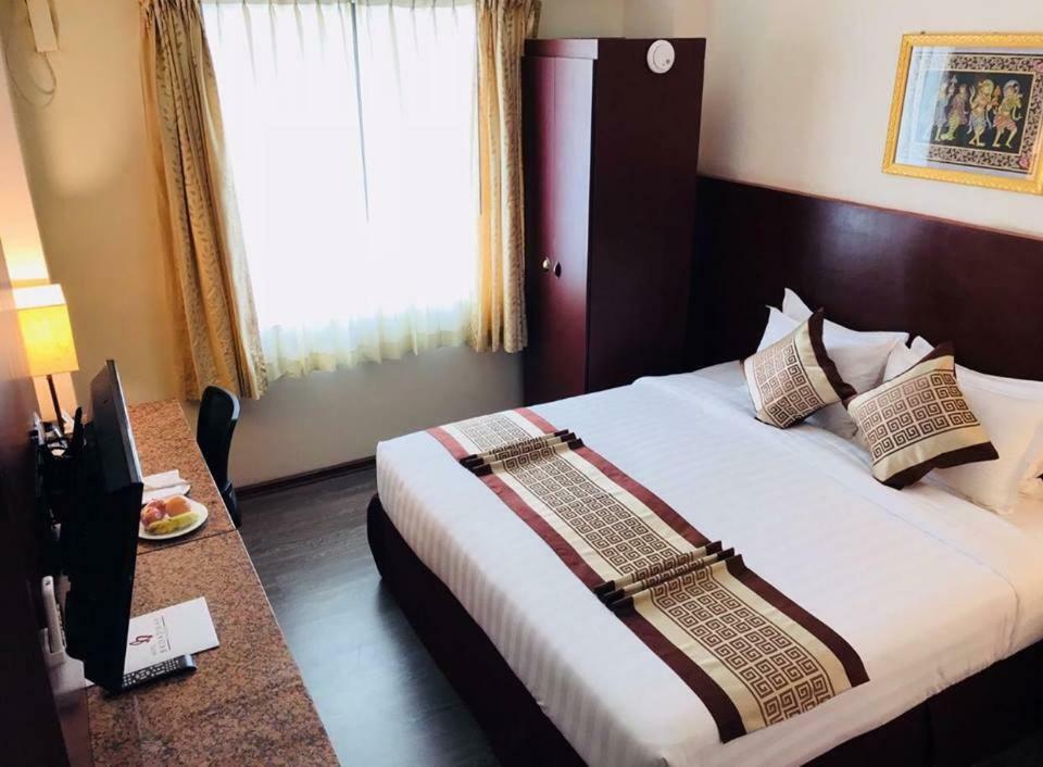 Hotel Broadway Yangon Bagian luar foto