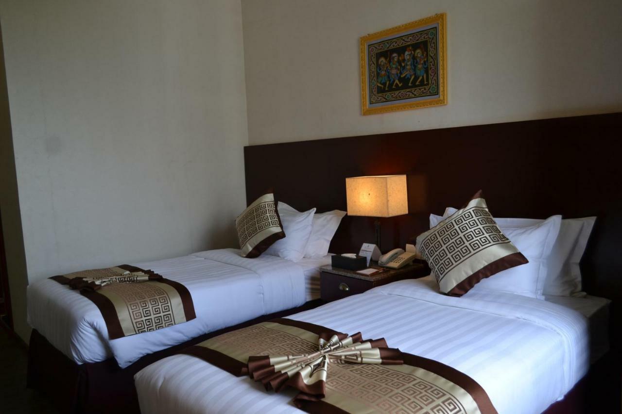 Hotel Broadway Yangon Bagian luar foto