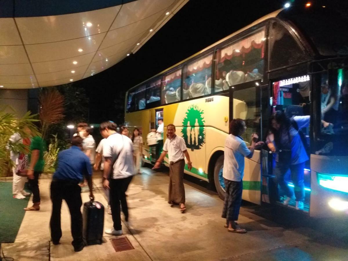 Hotel Broadway Yangon Bagian luar foto