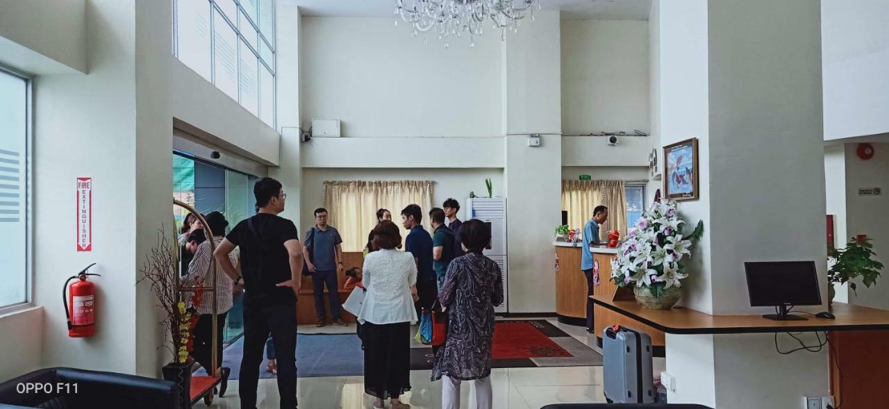 Hotel Broadway Yangon Bagian luar foto