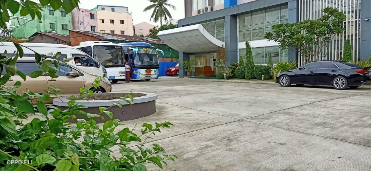 Hotel Broadway Yangon Bagian luar foto