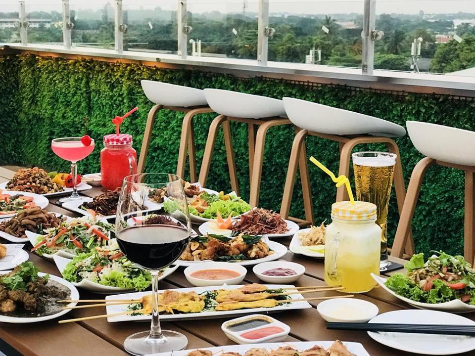 Hotel Broadway Yangon Bagian luar foto